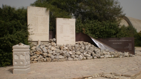 11 אנדרטת הבנים בגבעת התחמושת (2).jpg